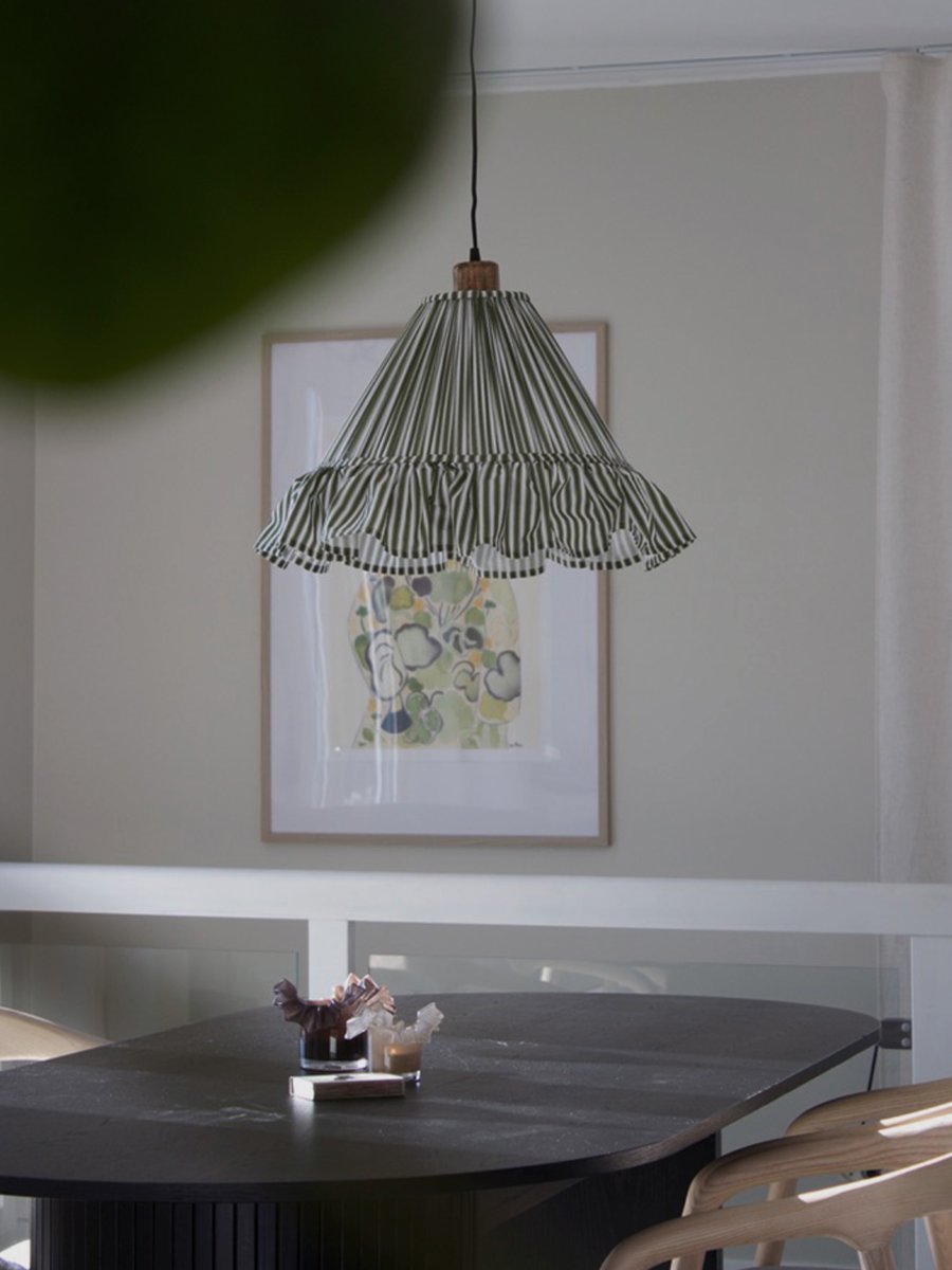 Estrid Ø40 Groente hanglamp Van PR Home - De lampenkap is bekleed met gestreept textiel en heeft een licht kegelvormige kap die aan de onderkant eindigt in een royale ruche.