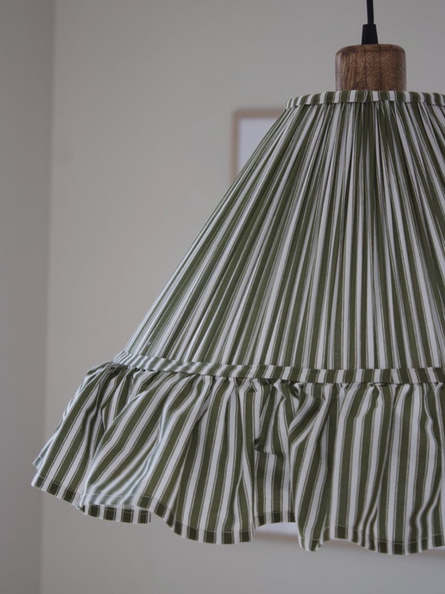 Estrid Ø40 Groente hanglamp Van PR Home - De lampenkap is bekleed met gestreept textiel en heeft een licht kegelvormige kap die aan de onderkant eindigt in een royale ruche.