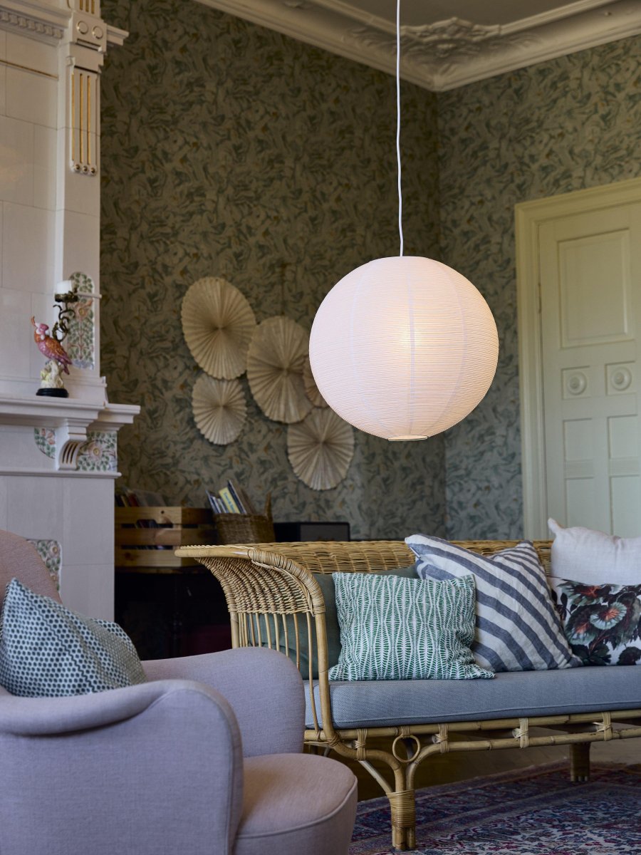 Haru Lampenkap Excl. Ophangsysteem Ø50 Wit hanglamp Van PR Home - Uitgerekt tot de gewenste vorm met behulp van een metalen spanner waaraan ook het snoer van de lamp is bevestigd.