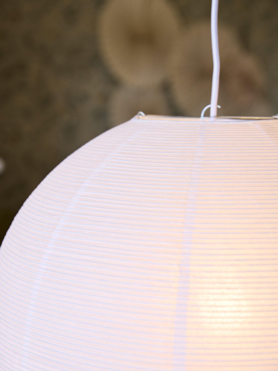 Haru Lampenkap Excl. Ophangsysteem Ø50 Wit hanglamp Van PR Home - Uitgerekt tot de gewenste vorm met behulp van een metalen spanner waaraan ook het snoer van de lamp is bevestigd.