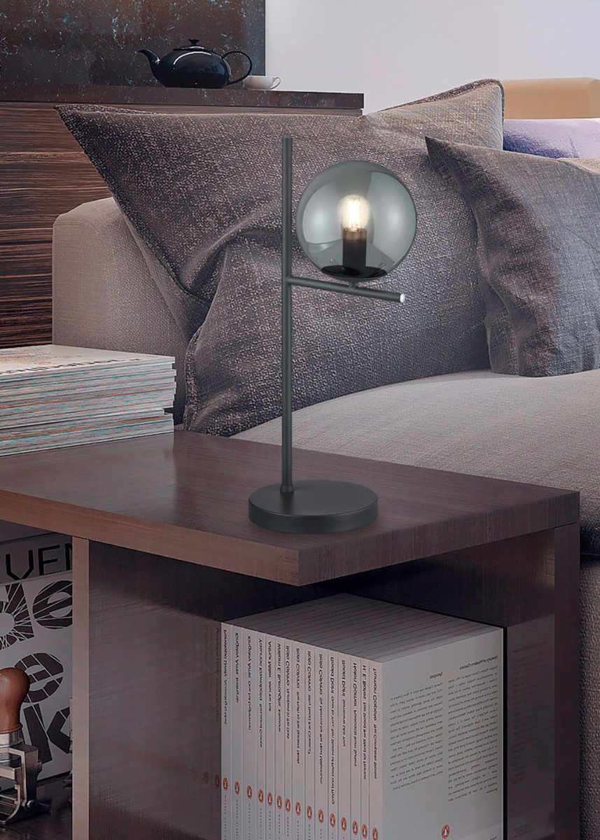 Pure 52cm Rookkleurig tafellamp Van Trio Lighting - Of u nu een strakke, minimalistische interieurstijl heeft of juist van speels houdt: de PURE tafellamp zorgt voor decoratieve accenten en voegt een vleugje elegantie toe aan elk interieur.