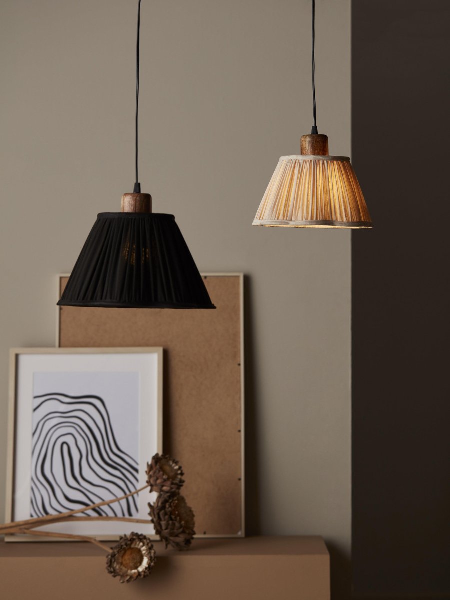 Siv Ø30 Gebroken wit hanglamp Van PR Home - De lampenkap heeft een ringvormige bevestiging aan de bovenkant en wordt geleverd met een plafondophanging met een lamphouder van mangohout.