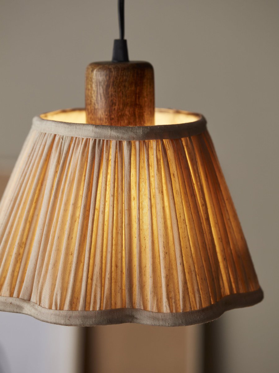 Siv Ø30 Gebroken wit hanglamp Van PR Home - De lampenkap heeft een ringvormige bevestiging aan de bovenkant en wordt geleverd met een plafondophanging met een lamphouder van mangohout.