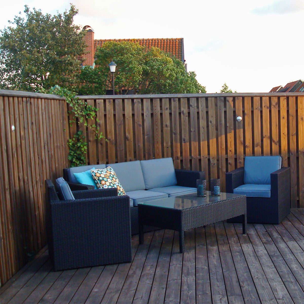 Zenit Zilver Van Lightson - Een unidirectionele wand- en terrasarmatuur die met zijn decoratieve warmwitte licht een uitstekende keuze is voor gevels, schuttingen, muren, terrassen en vlonders.