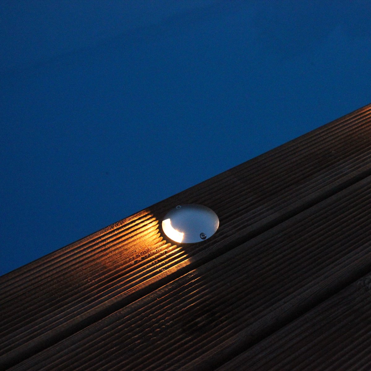Zenit 5 Zilver Van Lightson - Een unidirectionele wand- en terrasarmatuur die met zijn decoratieve warmwitte licht ideaal is voor gevels, schuttingen, muren, terrassen en vlonders.