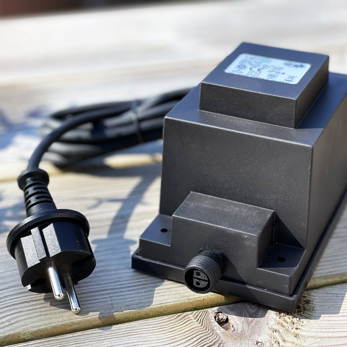 Transformator 105w Zwart Van Lightson - De transformator heeft aan de ene kant een 12 volt snelkoppeling en aan de andere kant een 2 meter lang snoer met een stekker, die u in een normaal stopcontact steekt.