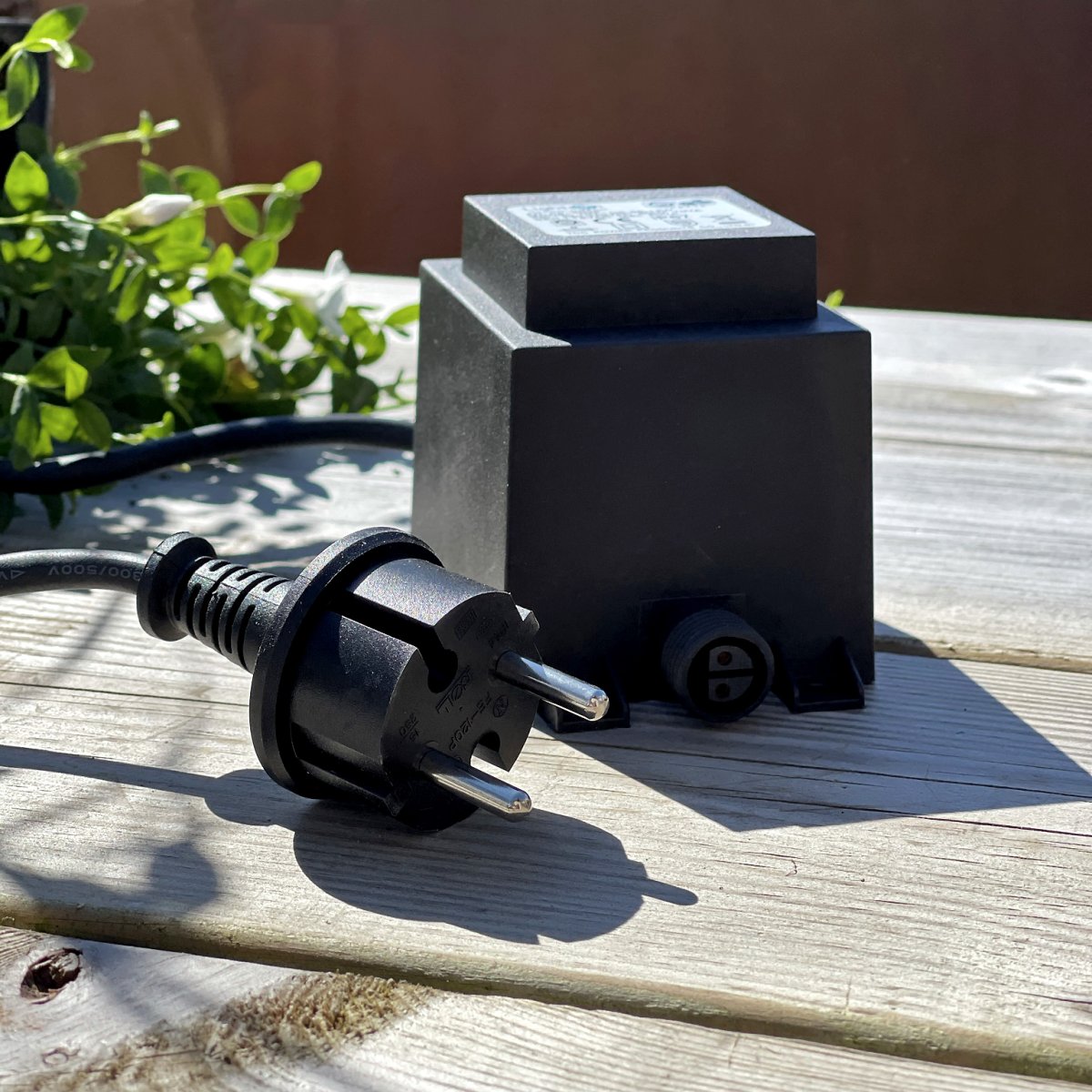 Transformator 105w Zwart Van Lightson - De transformator heeft aan de ene kant een 12 volt snelkoppeling en aan de andere kant een 2 meter lang snoer met een stekker, die u in een normaal stopcontact steekt.