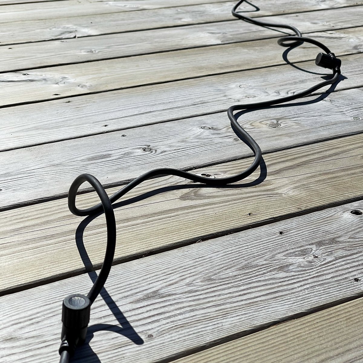 Verdeelkabel 5m Zwart Van Lightson - Als u een houten terras of schutting gaat bouwen met meerdere lampen achter elkaar, is dit type kabel aan te raden.