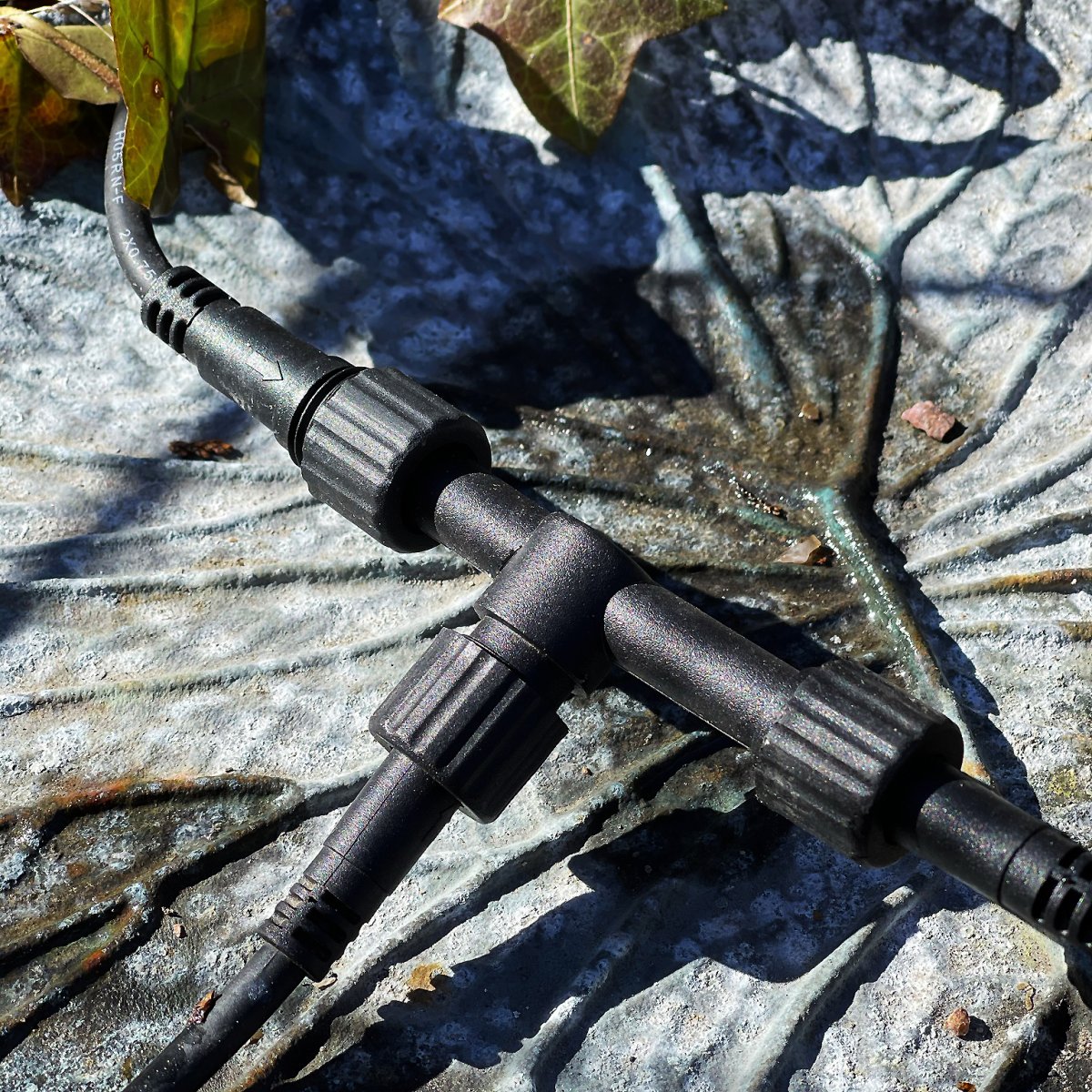 T-Stuk Zwart Van Lightson - Met de T-connector heeft u twee extra kabels, bijvoorbeeld als u een lamp wilt installeren en de kabel vervolgens naar meer lampen wilt laten lopen.