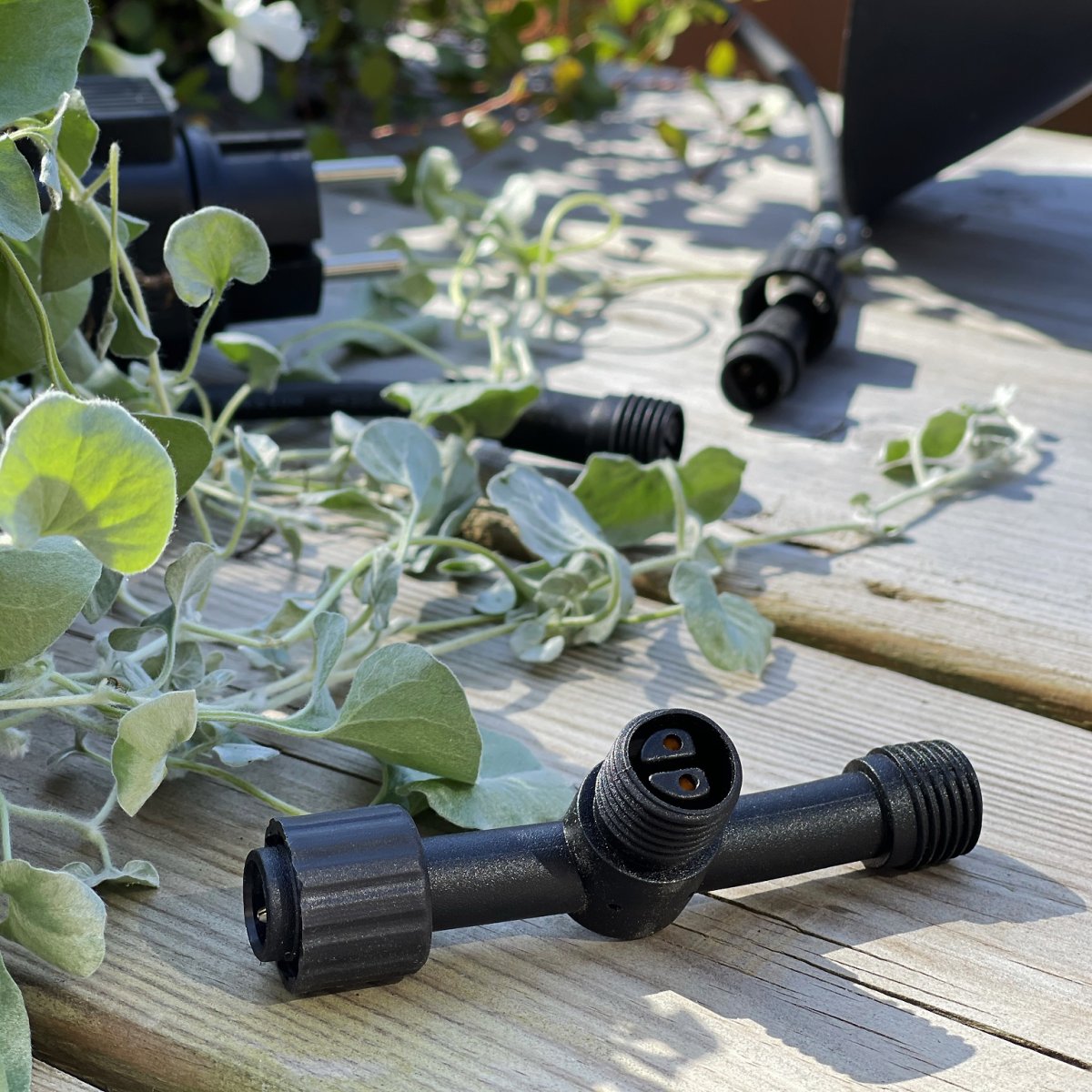 T-Stuk Zwart Van Lightson - Met de T-connector heeft u twee extra kabels, bijvoorbeeld als u een lamp wilt installeren en de kabel vervolgens naar meer lampen wilt laten lopen.