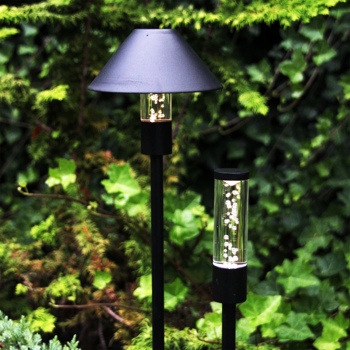 Apollo Zwart Van Lightson - Zonder de schaduw ontstaat er een lichtzuil die een algemene gloed creëert, wat effectief is in een laag siergras of rond de vijver in de tuin.