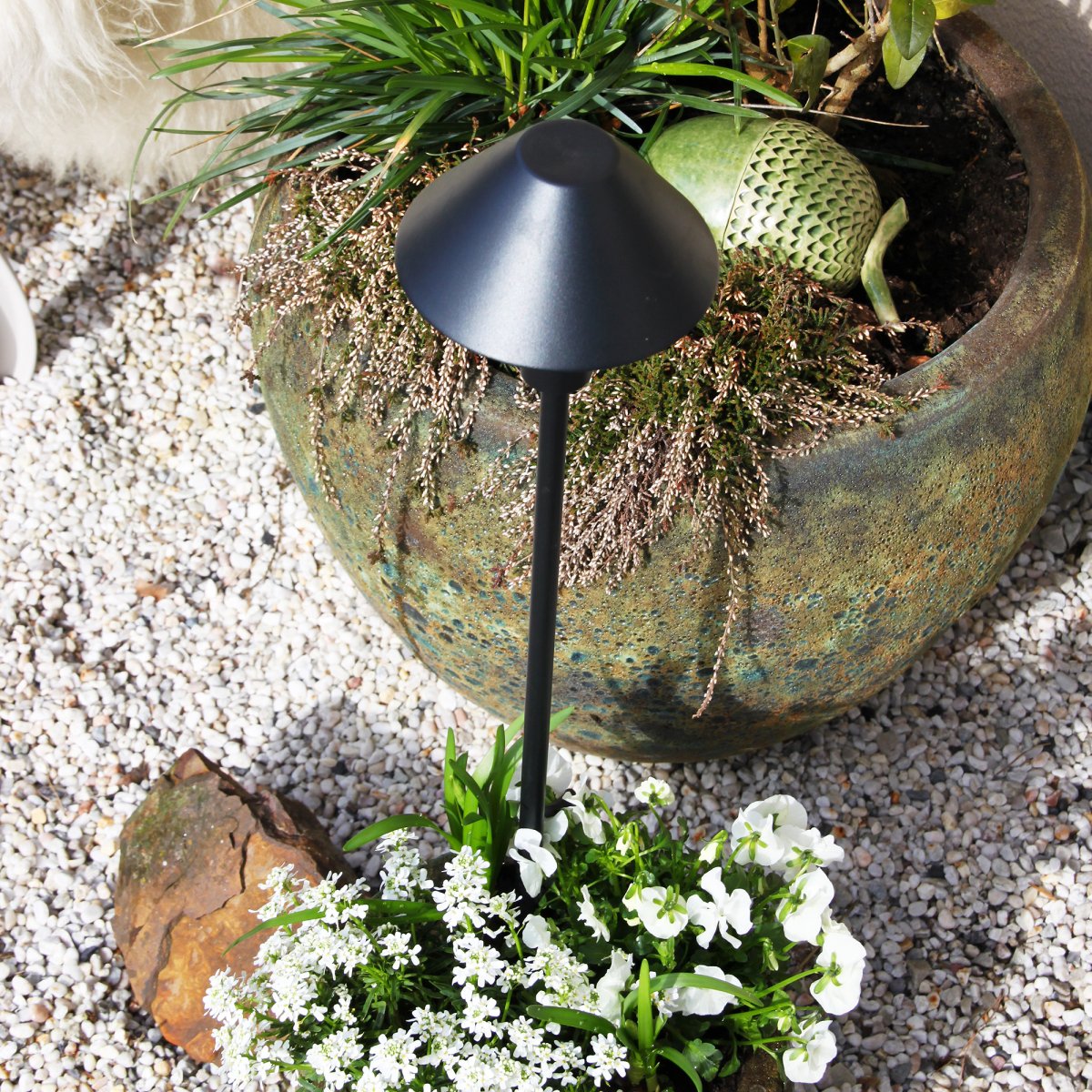 Apollo Zwart Van Lightson - Zonder de schaduw ontstaat er een lichtzuil die een algemene gloed creëert, wat effectief is in een laag siergras of rond de vijver in de tuin.