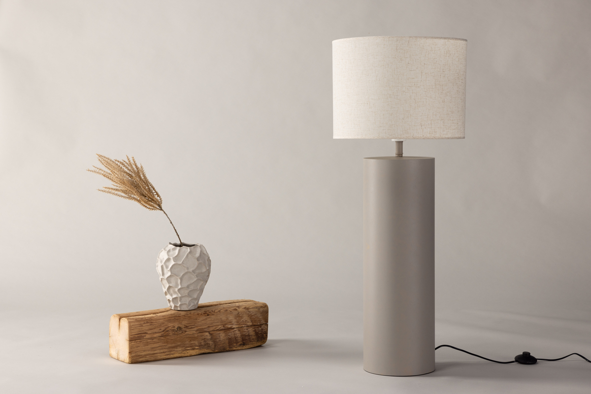 Umeå Grijs vloerlamp Van Venture Design - De ronde lampenvoet in grijs zorgt samen met de lampenkap in lichtgrijs linnen voor een luxe uitstraling in huis.