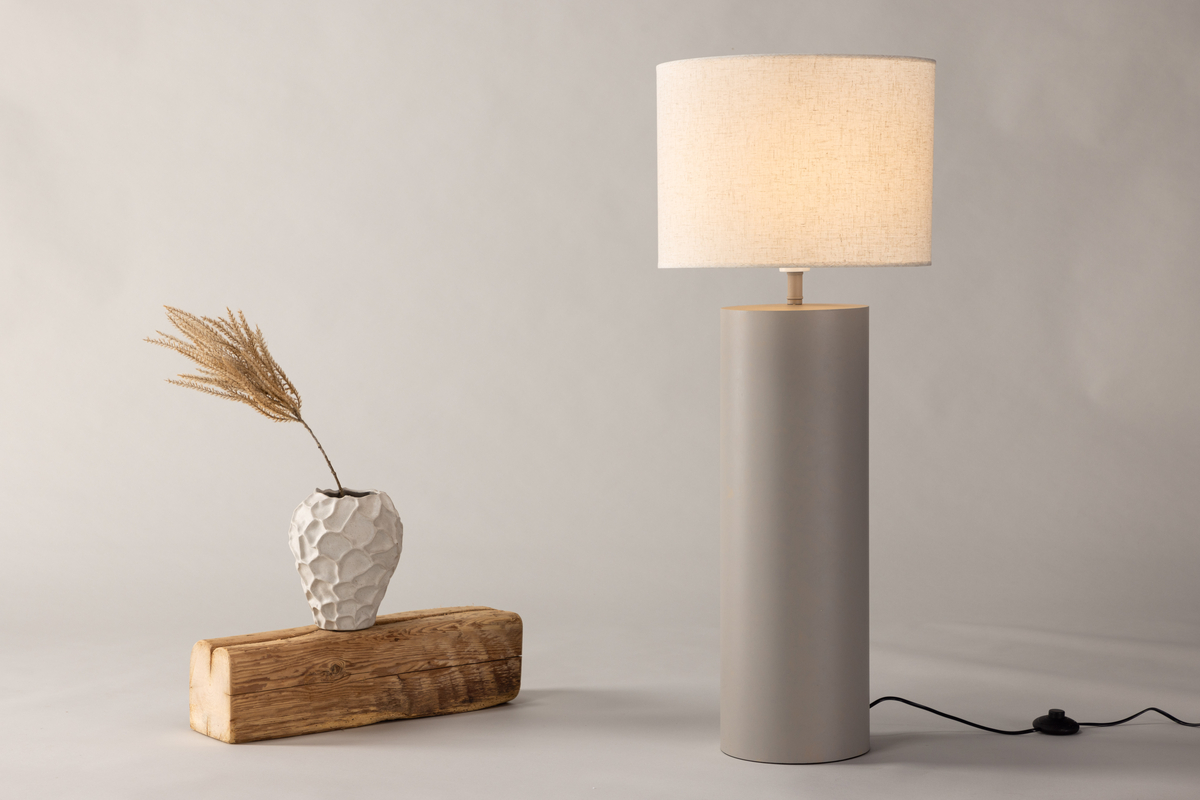 Umeå Grijs vloerlamp Van Venture Design - De ronde lampenvoet in grijs zorgt samen met de lampenkap in lichtgrijs linnen voor een luxe uitstraling in huis.