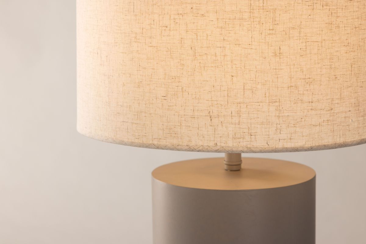Umeå Grijs vloerlamp Van Venture Design - De ronde lampenvoet in grijs zorgt samen met de lampenkap in lichtgrijs linnen voor een luxe uitstraling in huis.