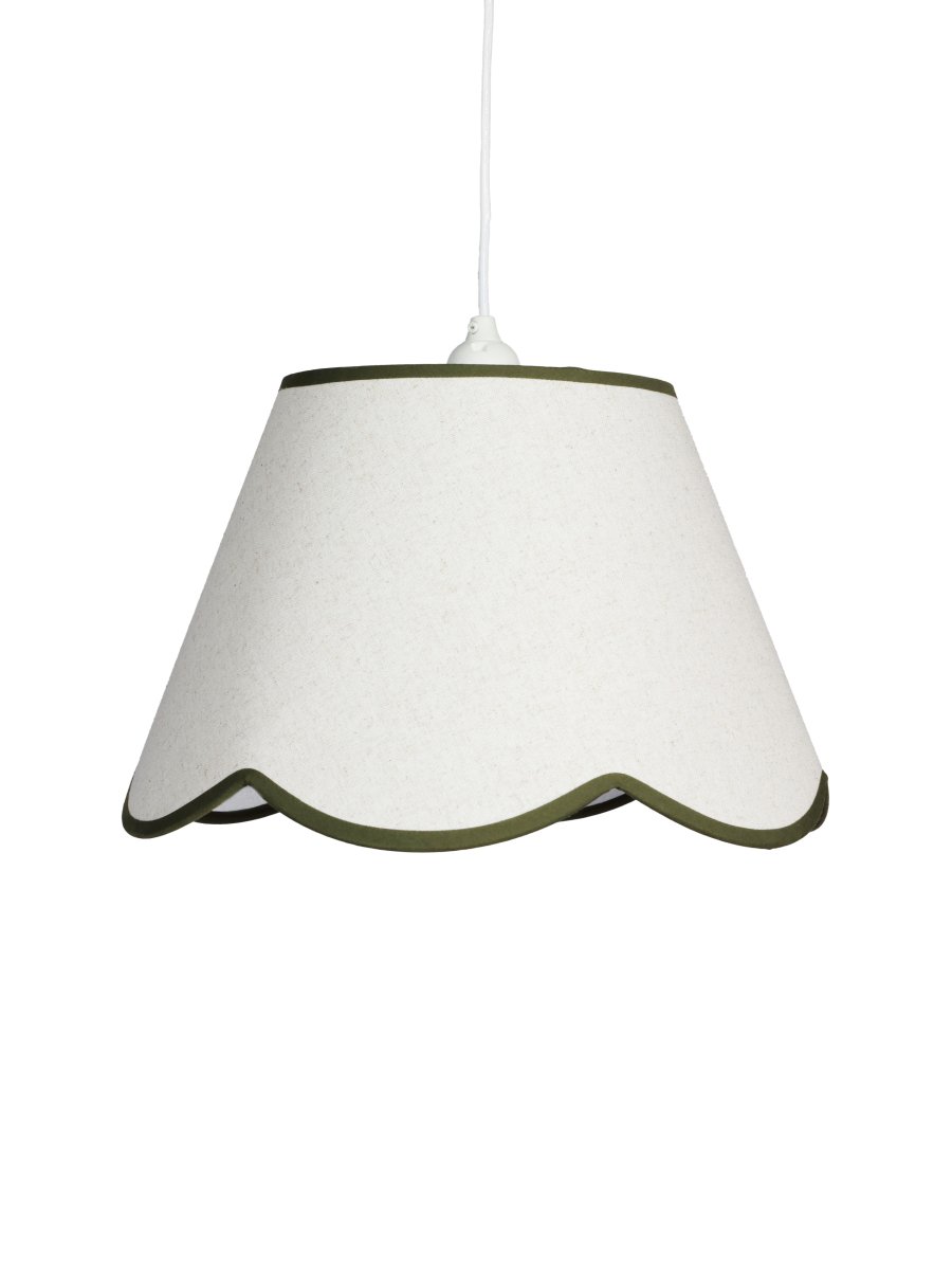 Nell Ø35 Beige/groen hanglamp Van PR Home - De zachte structuur en de decoratieve, golvende onderrand in donkergroen zorgen voor een elegante en harmonieuze uitstraling die zowel in moderne als meer traditionele interieurs past.