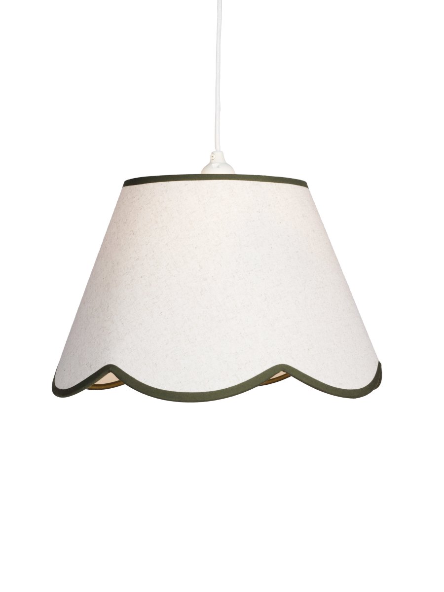 Nell Ø35 Beige/groen hanglamp Van PR Home - De zachte structuur en de decoratieve, golvende onderrand in donkergroen zorgen voor een elegante en harmonieuze uitstraling die zowel in moderne als meer traditionele interieurs past.