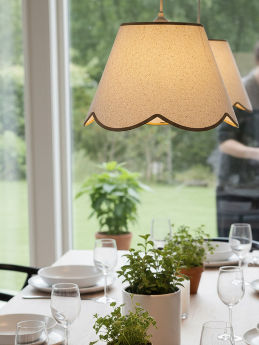 Nell Ø35 Beige/groen hanglamp Van PR Home - De zachte structuur en de decoratieve, golvende onderrand in donkergroen zorgen voor een elegante en harmonieuze uitstraling die zowel in moderne als meer traditionele interieurs past.