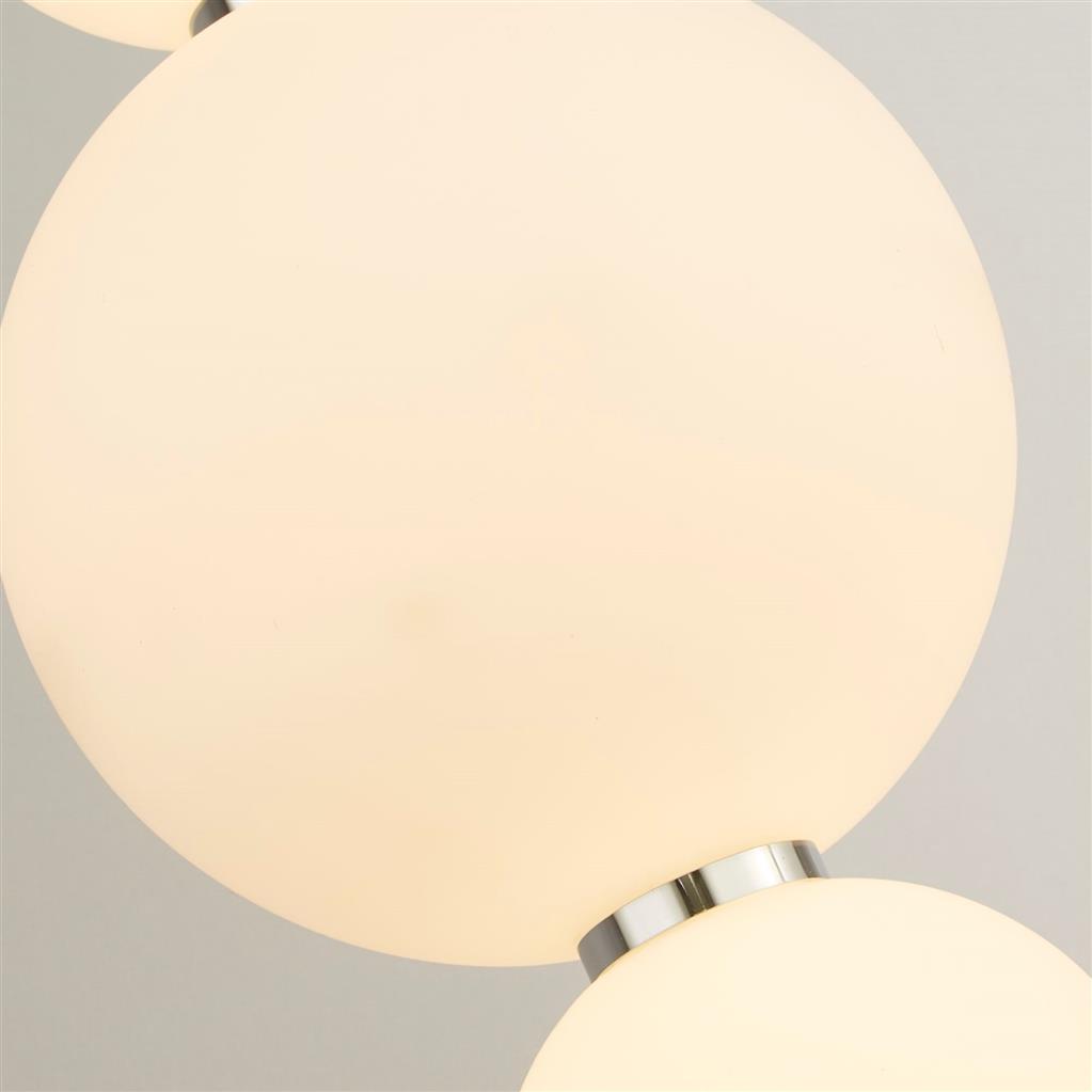 Snowball Ø18 Chroom hanglamp Van Searchlight - Snowball is een hanglamp die echt opvalt - Met zijn ronde opaal glazen kappen en een vleugje chroom heeft hij een zachte, bijna tastbare uitstraling die veel andere lampen missen.