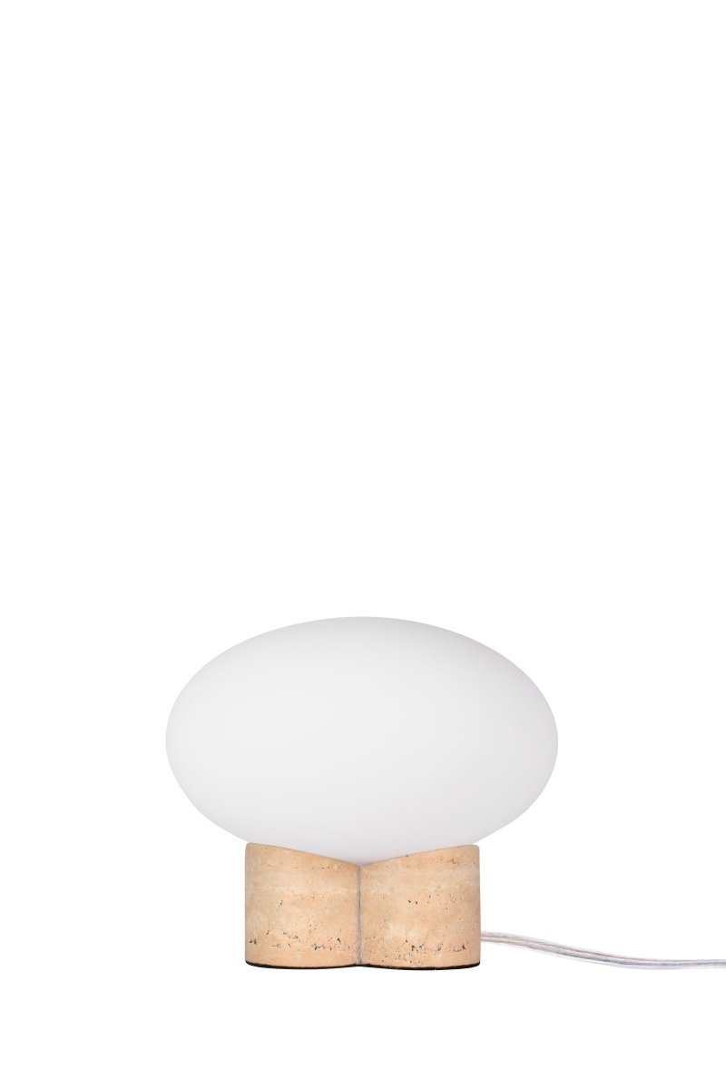 Mammut 18cm Travertijn tafellamp Van Globen Lighting - De lampenvoet is gecombineerd met een ronde, matwitte en afgeplatte glazen kap in een iets groter formaat, wat een speelse uitstraling creëert.