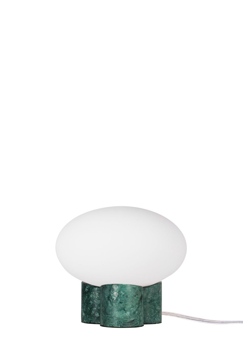 Mammut 18cm Groente tafellamp Van Globen Lighting - De lampenvoet is gecombineerd met een ronde, matwitte en afgeplatte glazen kap in een iets groter formaat, wat een speelse uitstraling creëert.
