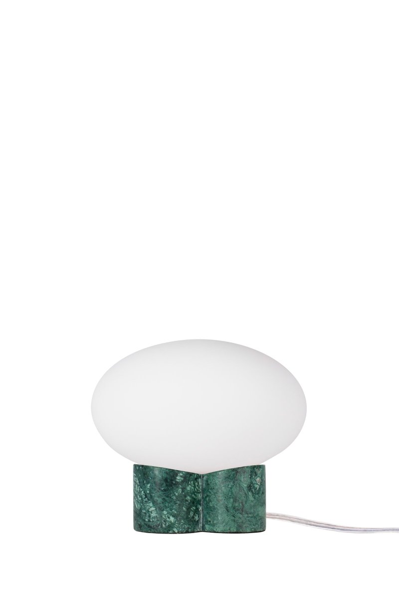 Mammut 18cm Groente tafellamp Van Globen Lighting - De lampenvoet is gecombineerd met een ronde, matwitte en afgeplatte glazen kap in een iets groter formaat, wat een speelse uitstraling creëert.