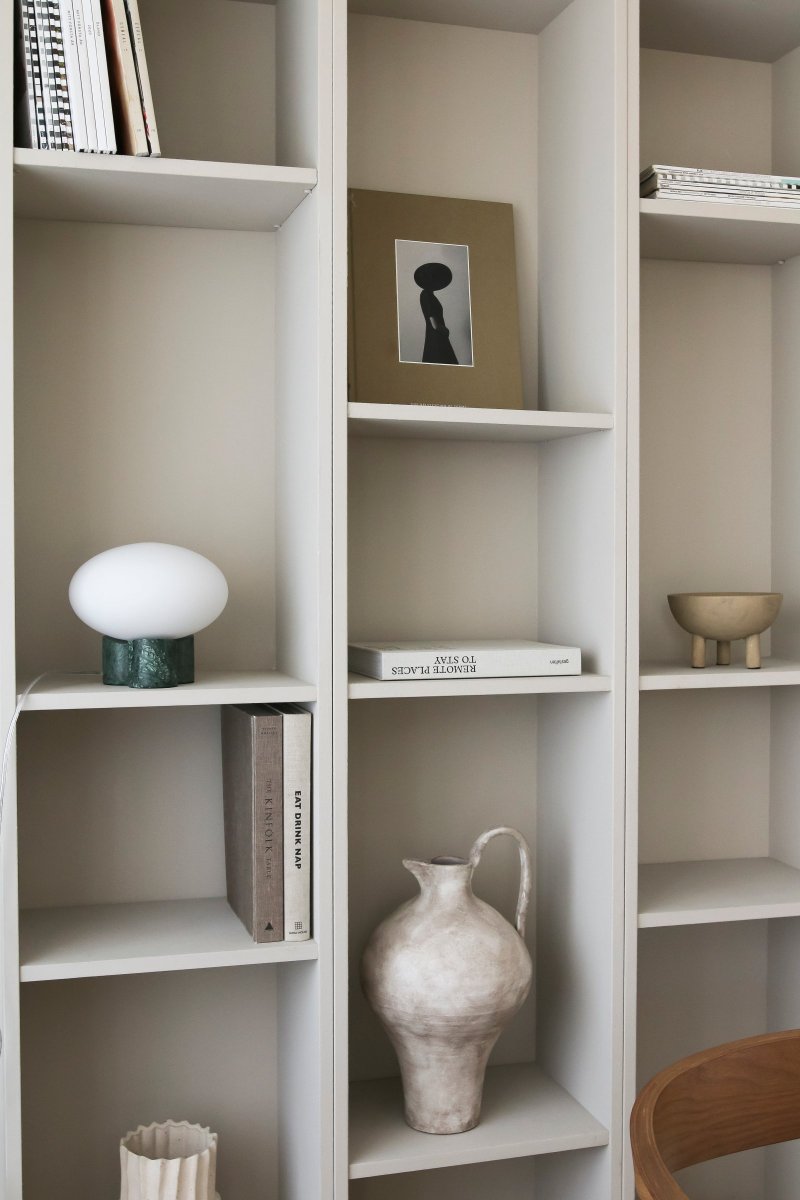 Mammut 18cm Groente tafellamp Van Globen Lighting - De lampenvoet is gecombineerd met een ronde, matwitte en afgeplatte glazen kap in een iets groter formaat, wat een speelse uitstraling creëert.