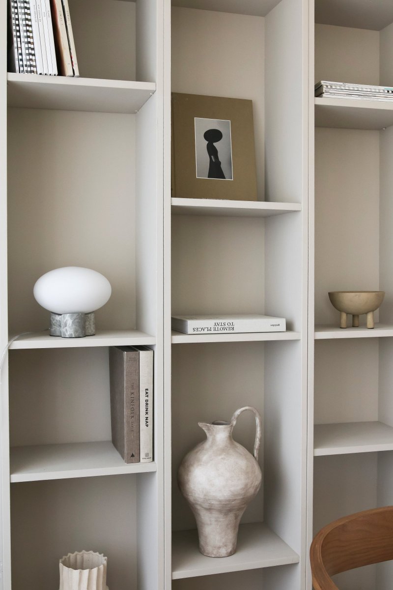 Mammut 18cm Grijs tafellamp Van Globen Lighting - De lampenvoet is gecombineerd met een ronde, matwitte en afgeplatte glazen kap in een iets groter formaat, wat een speelse uitstraling cre&euml;ert.