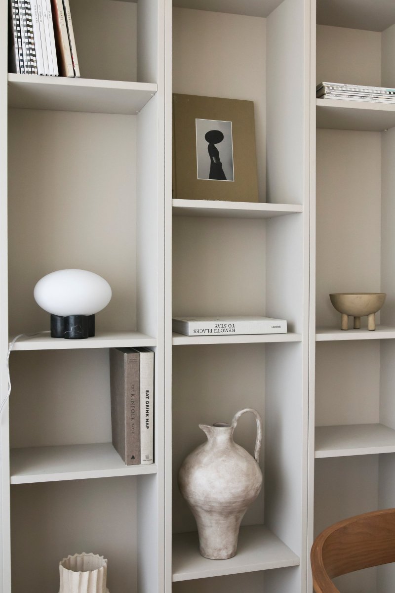 Mammut 18cm Zwart tafellamp Van Globen Lighting - De lampenvoet is gecombineerd met een ronde, matwitte en afgeplatte glazen kap in een iets groter formaat, wat een speelse uitstraling cre&euml;ert.