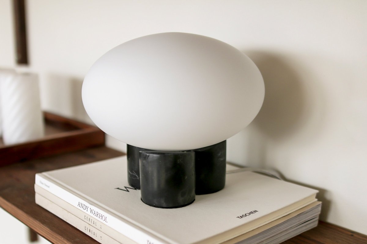 Mammut 18cm Zwart tafellamp Van Globen Lighting - De lampenvoet is gecombineerd met een ronde, matwitte en afgeplatte glazen kap in een iets groter formaat, wat een speelse uitstraling cre&euml;ert.
