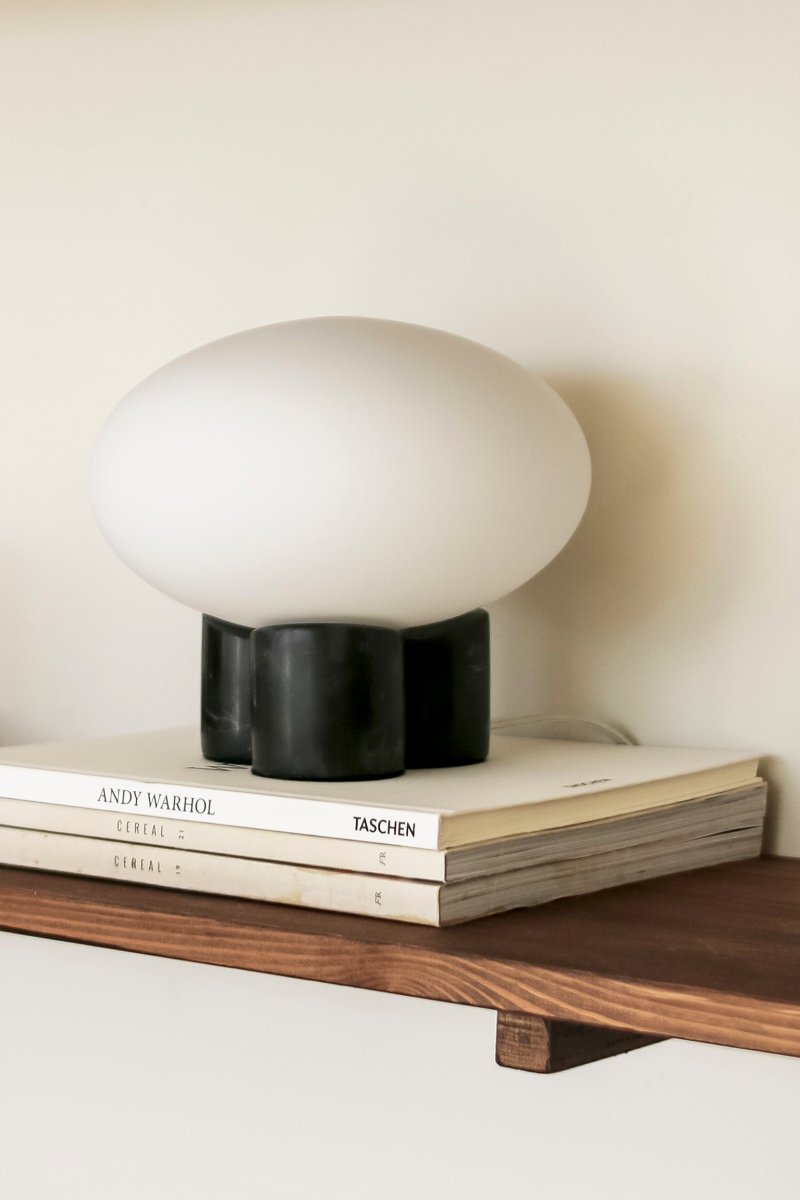 Mammut 18cm Zwart tafellamp Van Globen Lighting - De lampenvoet is gecombineerd met een ronde, matwitte en afgeplatte glazen kap in een iets groter formaat, wat een speelse uitstraling cre&euml;ert.