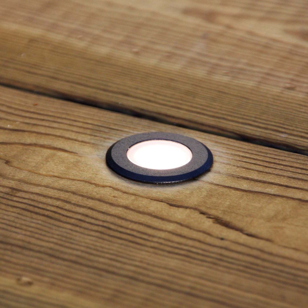 Orion 10 Zwart Van Lightson - Orion is een nachtelijke grondspot voor inbouw in een terras of stenen terras.