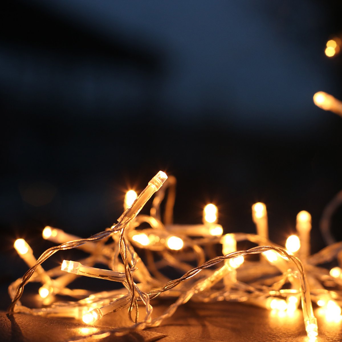 Ice Transparant Van Lightson - Met een totale lengte van 10m (+3m startkabel) is Ice perfect voor plaatsing in de schaduw van het dak / op; dit hek, maar ook langs hekken en muren.