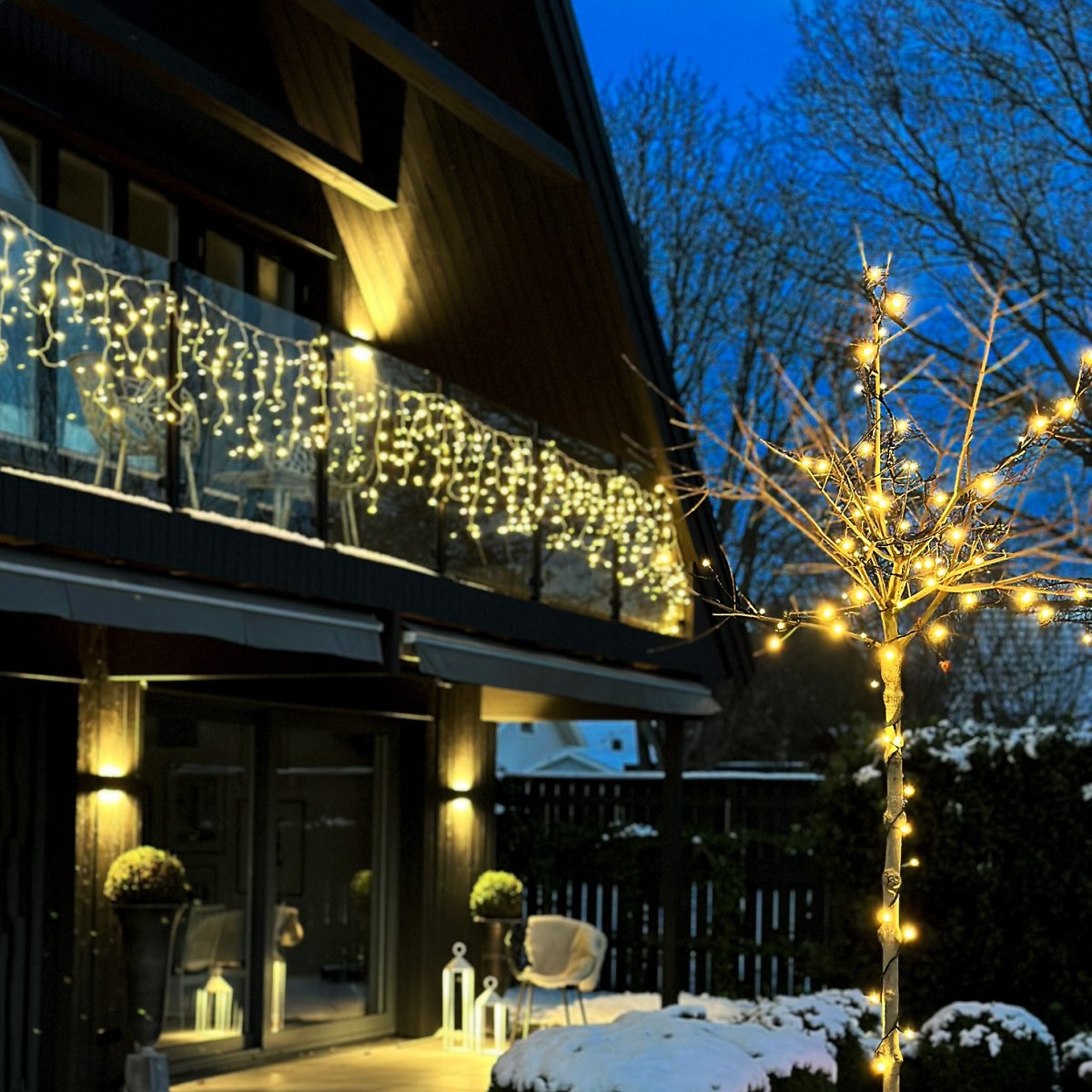 Ice Transparant Van Lightson - Met een totale lengte van 10m (+3m startkabel) is Ice perfect voor plaatsing in de schaduw van het dak / op; dit hek, maar ook langs hekken en muren.