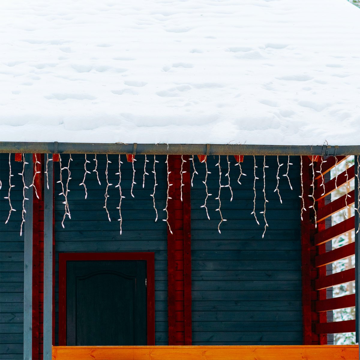 Ice Transparant Van Lightson - Met een totale lengte van 10m (+3m startkabel) is Ice perfect voor plaatsing in de schaduw van het dak / op; dit hek, maar ook langs hekken en muren.