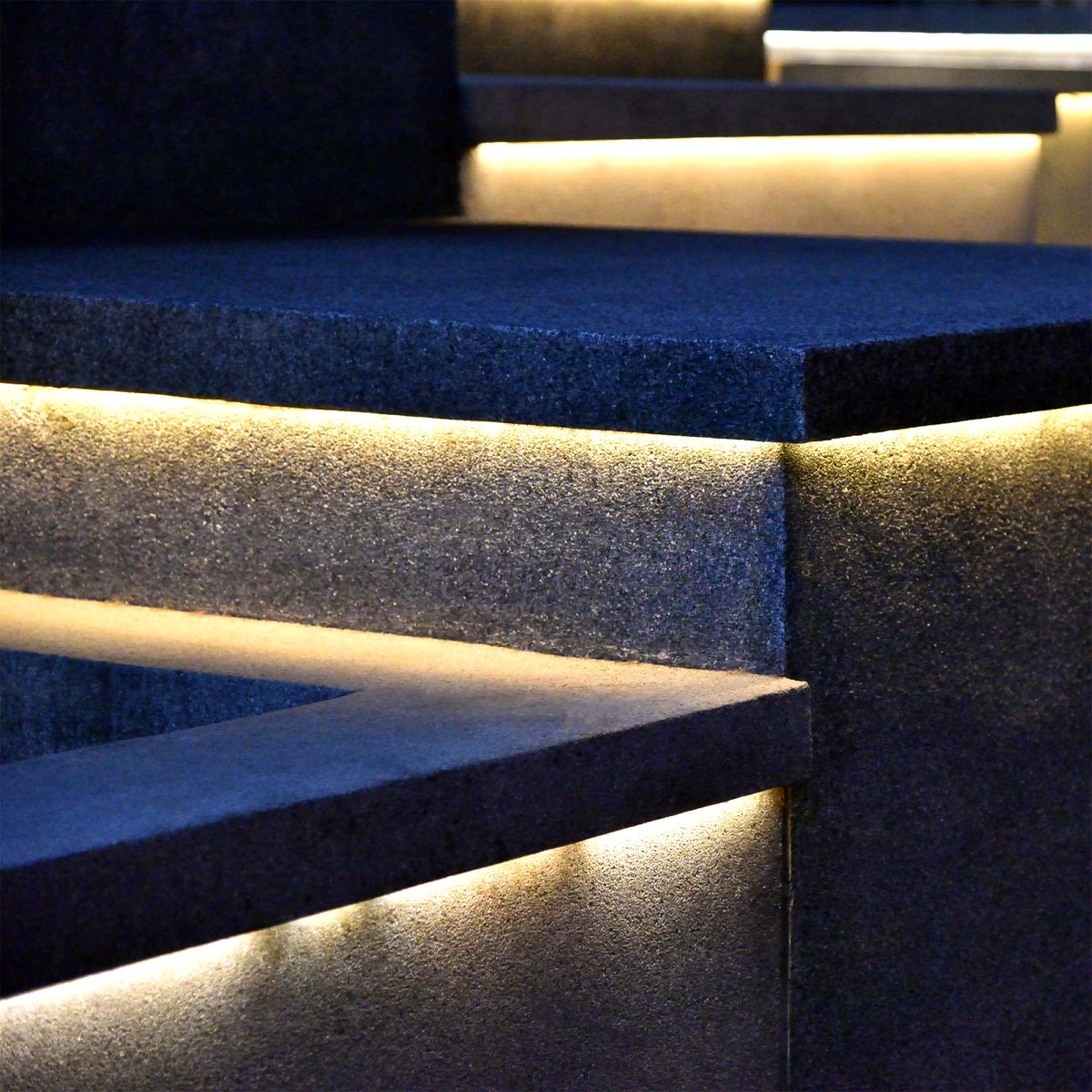 Strip (5m) Wit Van Lightson - De buigzame en flexibele Strip-lichtstrip (5 m met 3 m startkabel) biedt een homogeen warmwit licht, ideaal voor plekken waar het soms lastig is om de verlichting aan te passen en waar u de lijnen in de tuin of op gevels wilt versterken.