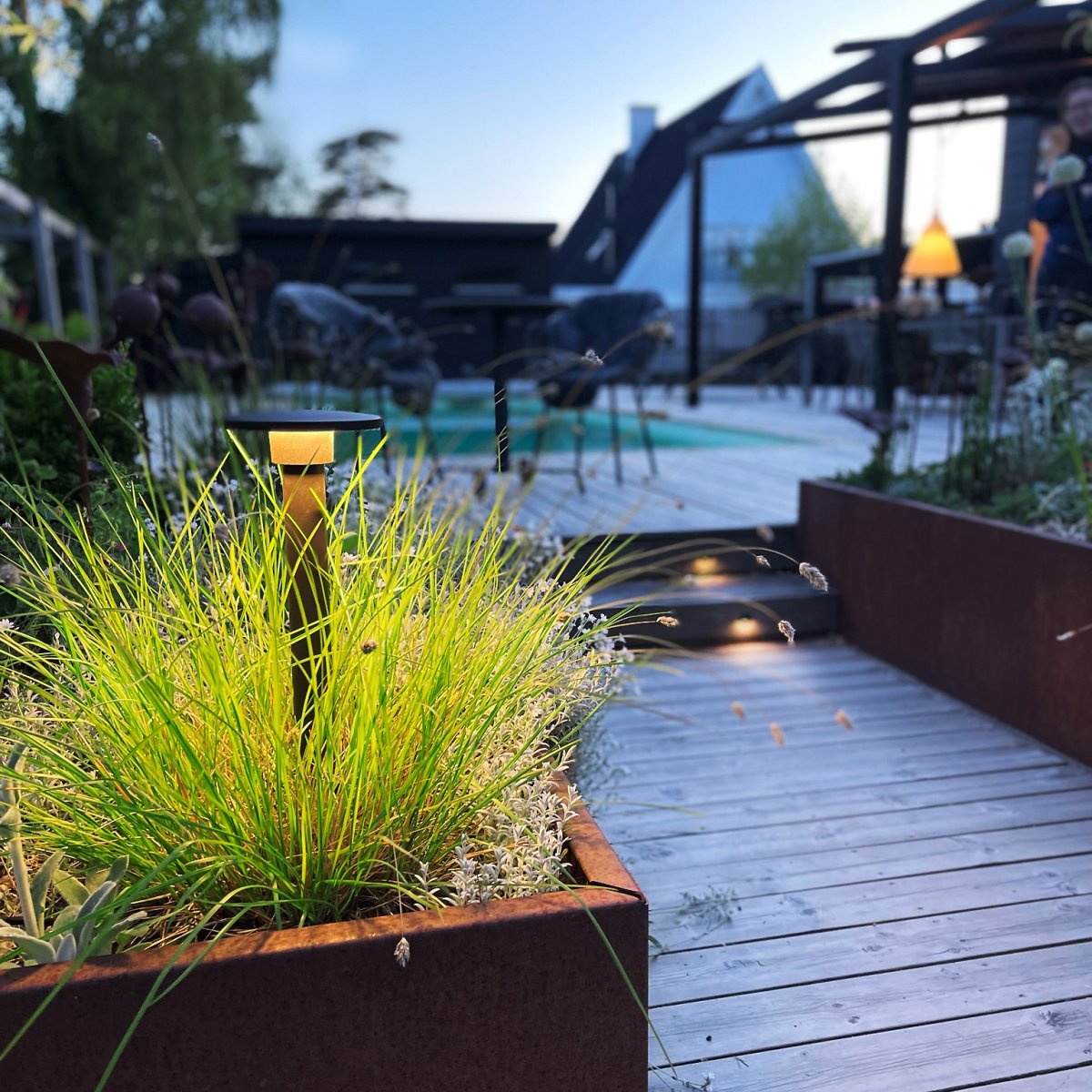 Orbit Donkergrijs Van Lightson - Ook is het effectief als u de lamp rechtop in een bloemperk plaatst en de omringende planten verlicht.