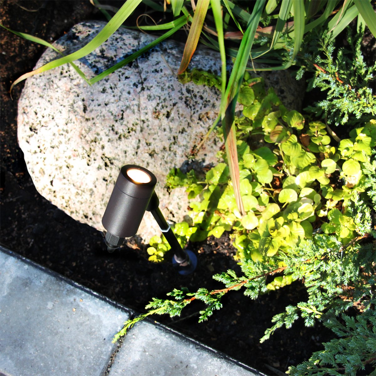 Astro Donkergrijs Van Lightson - Astro is een kleine flexibele lamp die geschikt is voor kleinere bomen, struiken en plekken waar u individuele objecten wilt verlichten, zoals een kunstwerk of een waterspiegel.