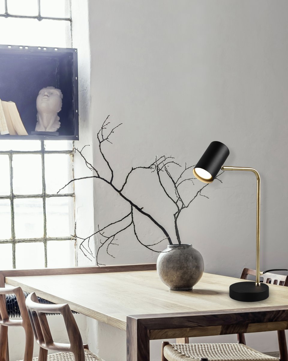 Marley 45cm Mat messing bureaulamp Van Trio Lighting - De moderne combinatie van matzwart en matmessing zorgt voor stijlvolle contrasten en verfraait het interieur.