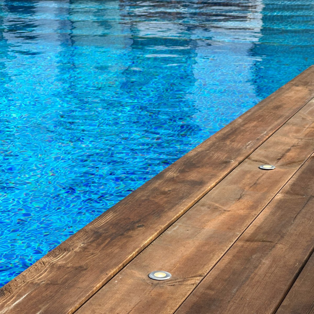 Dexter 10 Zilver Van Lightson - Op een brug of langs een pad kan een zachte lichtstroom ontstaan, terwijl het licht de weg wijst.