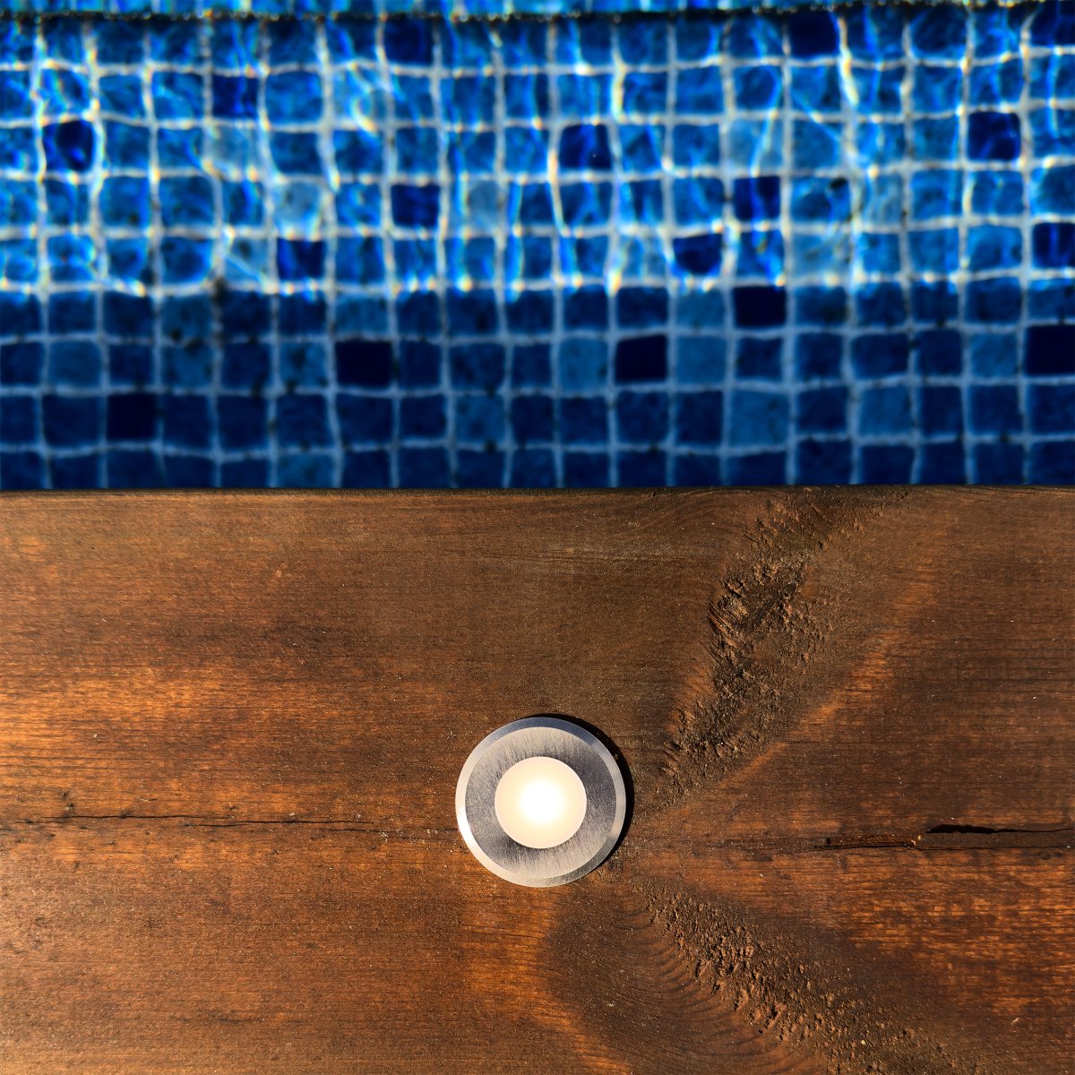 Dexter 10 Zilver Van Lightson - Op een brug of langs een pad kan een zachte lichtstroom ontstaan, terwijl het licht de weg wijst.