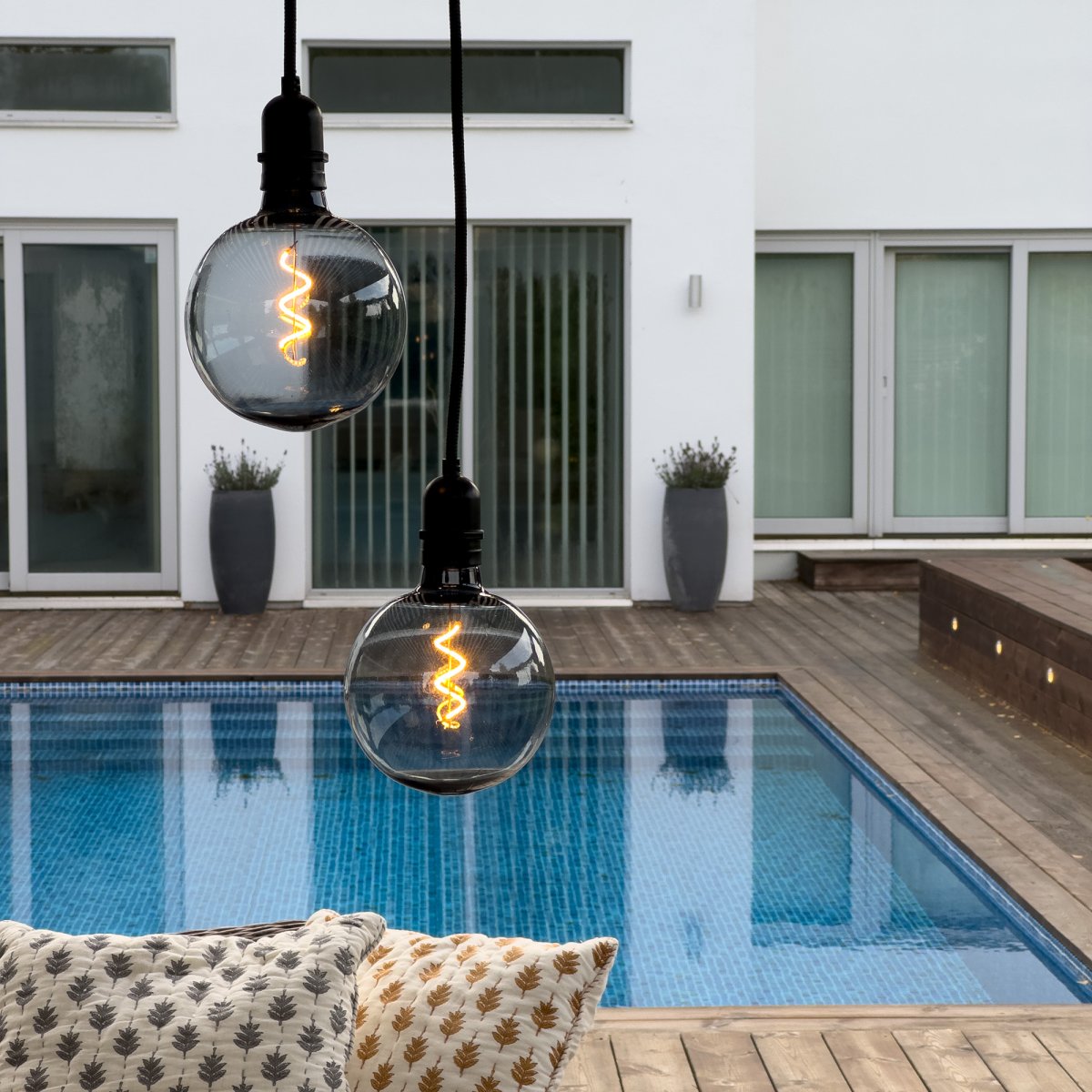 Gravity Zwart Van Lightson - Gravity en de lichtbron vormen samen een lamp die bijvoorbeeld boven een eettafel, salontafel of in een hoek van een pergola gehangen kan worden.