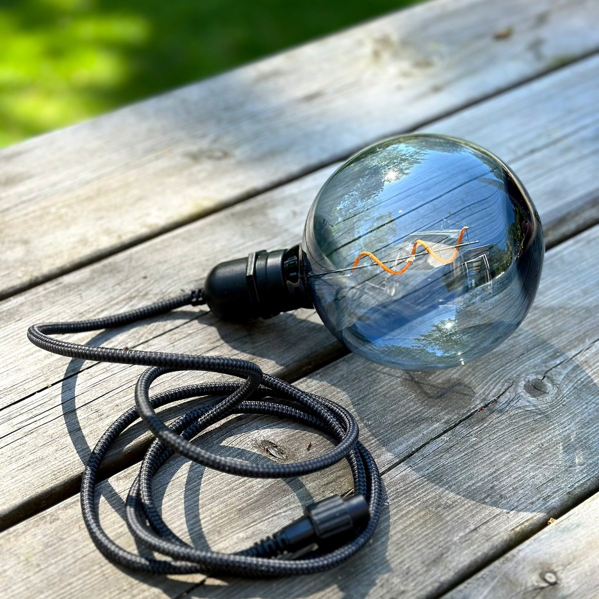 Gravity Zwart Van Lightson - Gravity en de lichtbron vormen samen een lamp die bijvoorbeeld boven een eettafel, salontafel of in een hoek van een pergola gehangen kan worden.