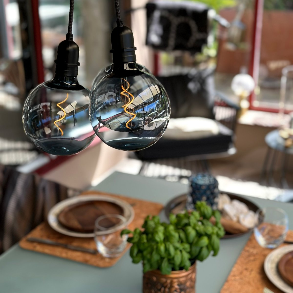 Gravity Zwart Van Lightson - Gravity en de lichtbron vormen samen een lamp die bijvoorbeeld boven een eettafel, salontafel of in een hoek van een pergola gehangen kan worden.