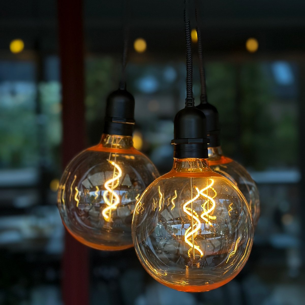 Gravity Zwart Van Lightson - Gravity en de lichtbron vormen samen een lamp die bijvoorbeeld boven een eettafel, salontafel of in een hoek van een pergola gehangen kan worden.