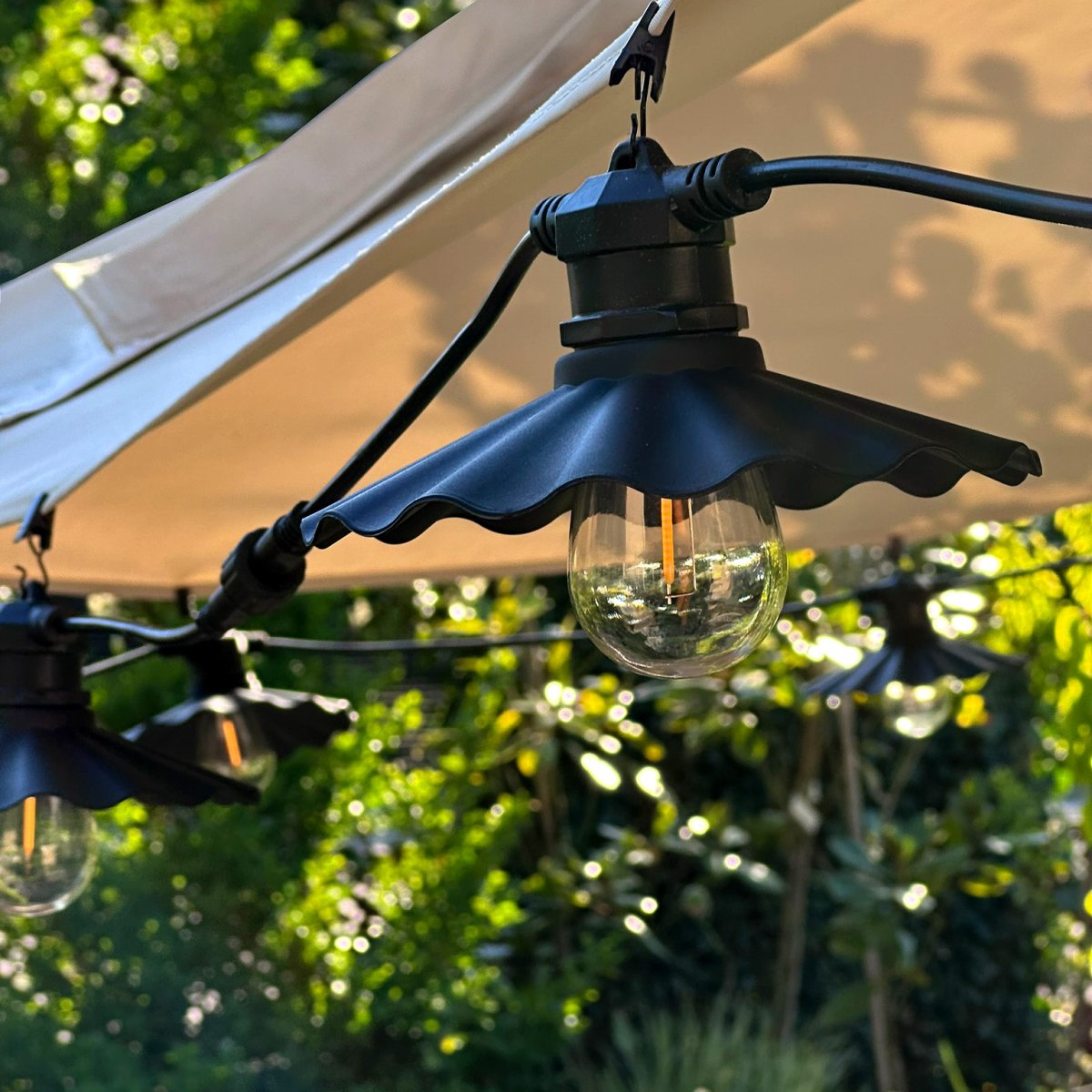 Shady 10 Zwart Van Lightson - Garden Plug &amp; Play from LightsOn - Een flexibel en betaalbaar 12-voltsysteem voor uw tuin, dat u eenvoudig zelf kunt installeren en later kunt uitbreiden tot wel 50 meter, indien gewenst.