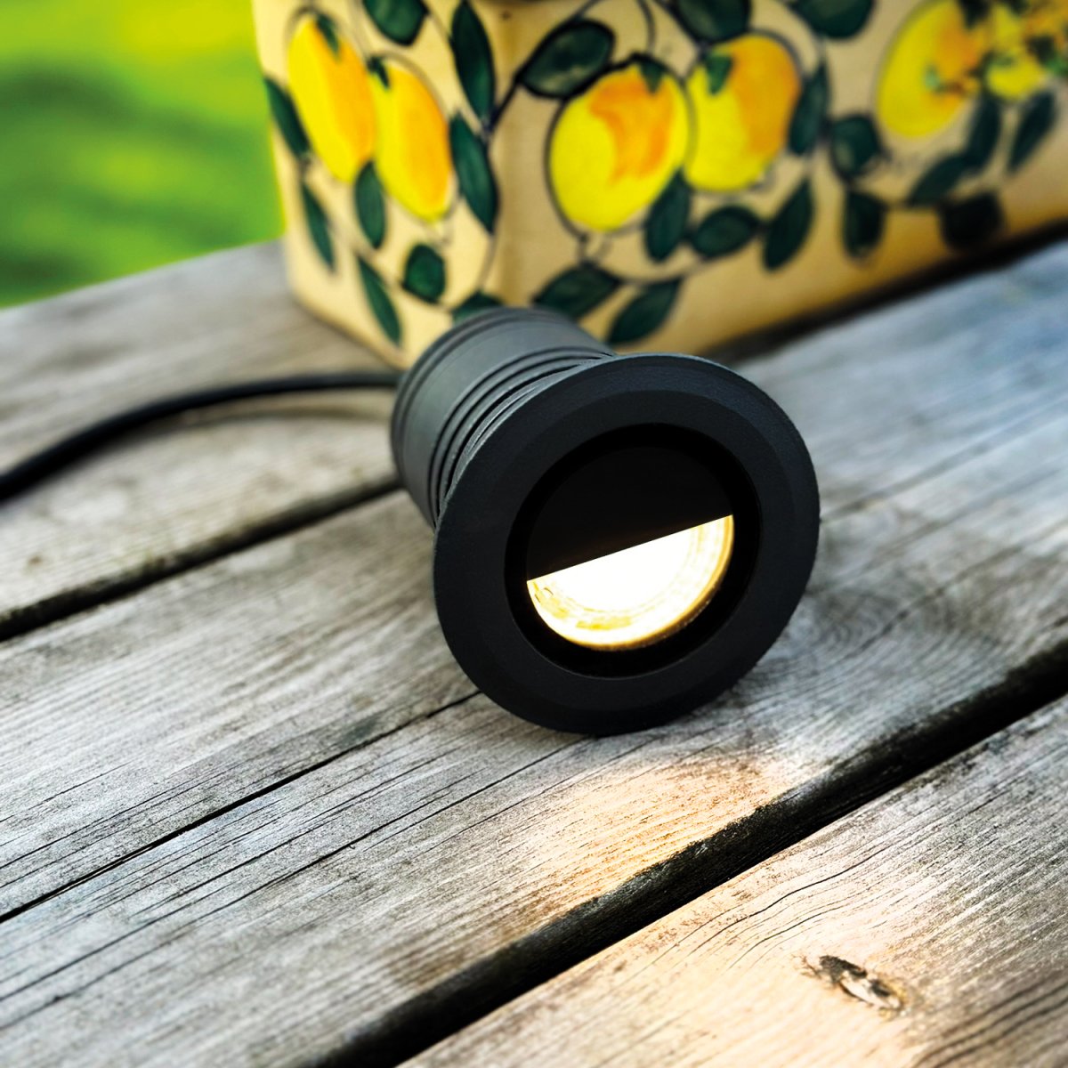 Onyx Donkergrijs Van Lightson - Att belysa ensamma tr&auml;d som st&aring;r direkt i gr&auml;smattan eller stens&auml;ttningen &auml;r v&auml;ldigt effektfullt f&ouml;r en tr&auml;dg&aring;rd.