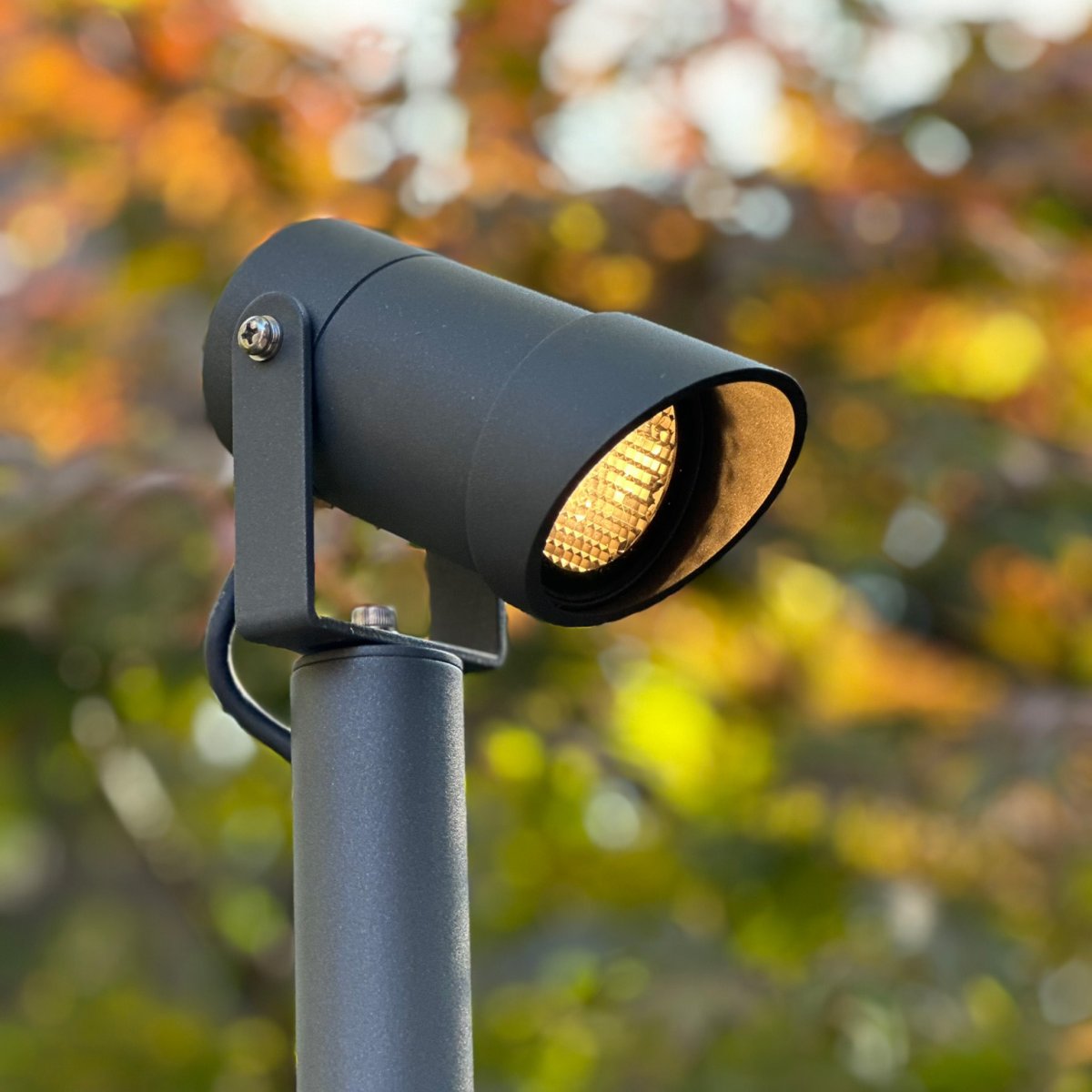 Verblindingsbescherming Luna Donkergrijs Van Lightson - De lamellenarmatuur met een binnendiameter van 60 mm wordt op de armatuur geschroefd en vervolgens vastgezet met een klein schroefje.