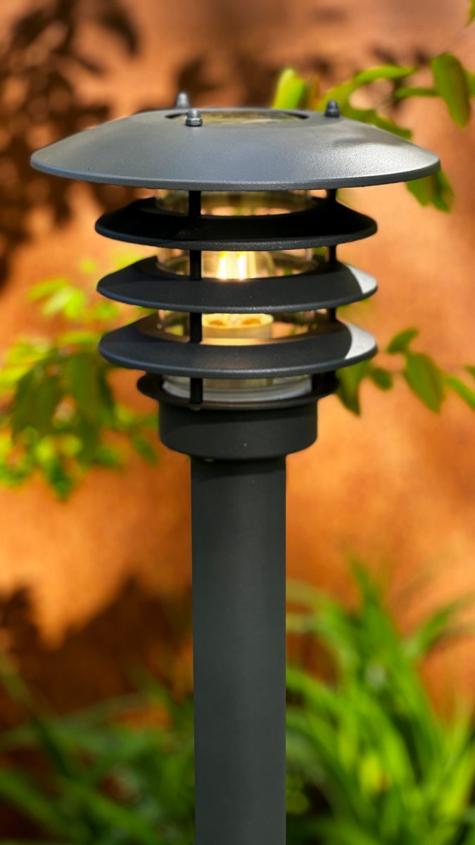 Saturnus Donkergrijs Van Lightson - Hij vormt ook een mooie aanvulling op beplanting waar u geen grondspots wilt gebruiken, maar waar u hoger licht wilt hebben en een goed verlichte zone wilt cre&euml;ren.