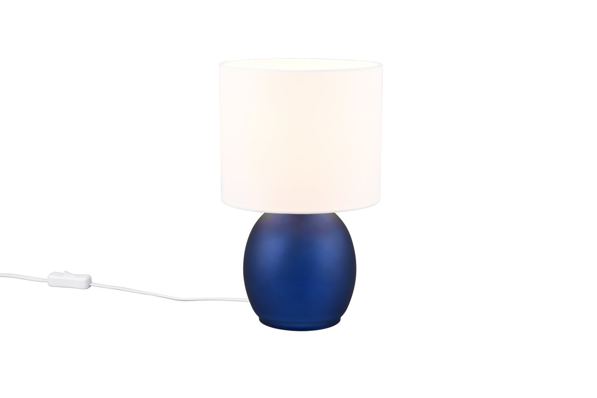 Vela 30cm Blauw tafellamp Van Trio Lighting - De tafellamp heeft een elegante stoffen kap en een prachtig afgeronde glazen voet die samen een harmonieuze indruk cre&euml;ren.
